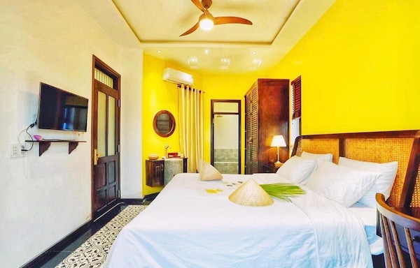 Ancient And Modern Decoration, Room Overlooking Thu Bon River. Enjoy Your Time - Hội An