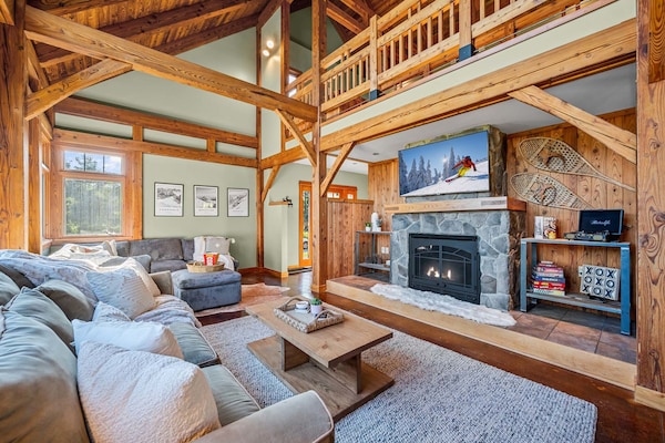 New! -- Walk To Village! Stunning Timber Chalet! Hot-tub, Bonfire& More! - Ellicottville, NY