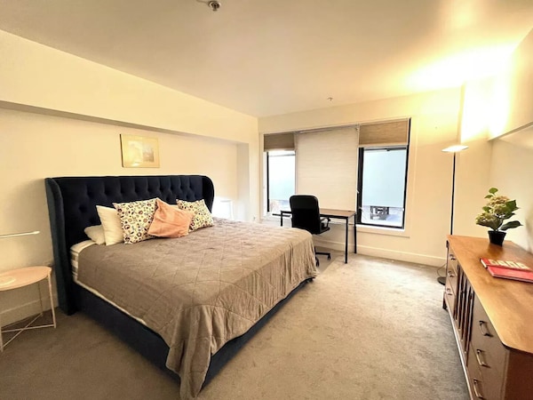Iconic, Sunny, Open-plan Condo In Heart Of Oakland<br> - Emeryville, CA