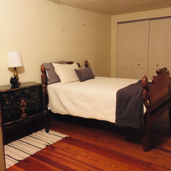 Fully Stocked, 2br Apartment With Off Street Parking, Washer And Dryer, - Hanover