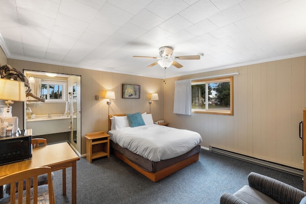 Lazy Duck Inn Room #24 - Yellowstone Caldera, WY