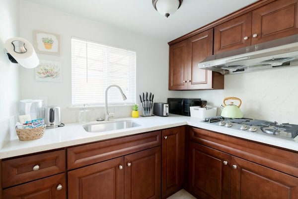 Double Comfort: 2 Private Units With Fully-equipped Kitchens, Streaming Bliss, And Relaxing Common Patio. - Downey, CA