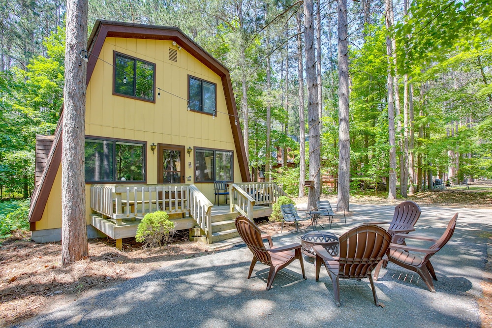 Charming Crystal Mountain Cabin W/ Cozy Fireplace - Bear Lake, MI