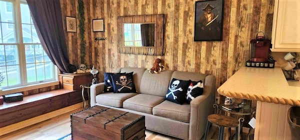 Must See Pirate Suite Ski On/off Jiminy - Mtn View Fully Redone Decor - Berkshire County, MA