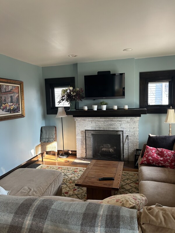 Cozy Sobro Bungalow In The Heart Of Meridian Kessler - Keystone at the Crossing - Indianapolis