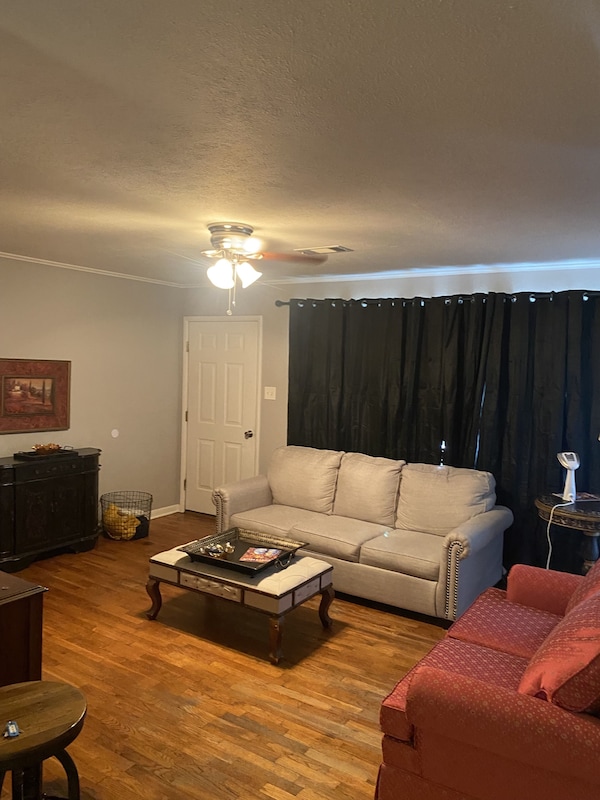 Cozy Home Close To Downtown And Minutes Away From Fort Smith Area! Pet-friendly - Van Buren, AR