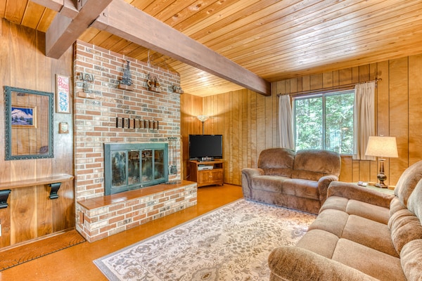 Two-story Cabin With Wood Fireplace, Deck, Gas Grill & Washer Dryer - Cooper Spur Mountain Resort, OR