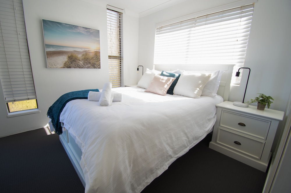 Cosy Family Friendly, Beachside Unit, Views, Walk Everywhere. Long Stays Welcome - Caloundra