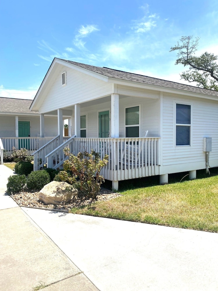 Located In Town, Walking Distance To Marina And Festival Grounds. - Rockport, TX