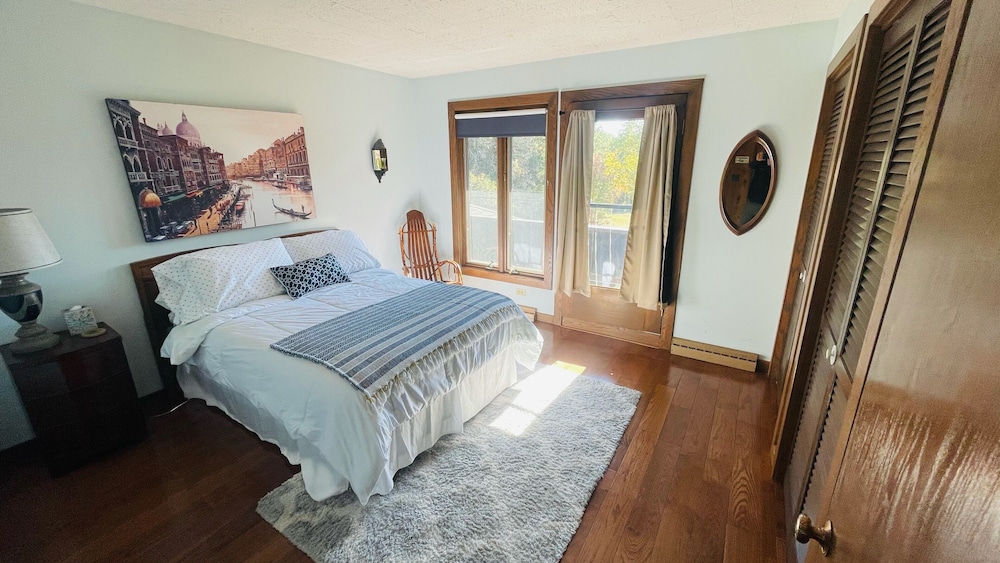 Large 6 Bedroom Villa Near The Wisconsin Dells, Devils Lake, Cascade And More - Portage, WI
