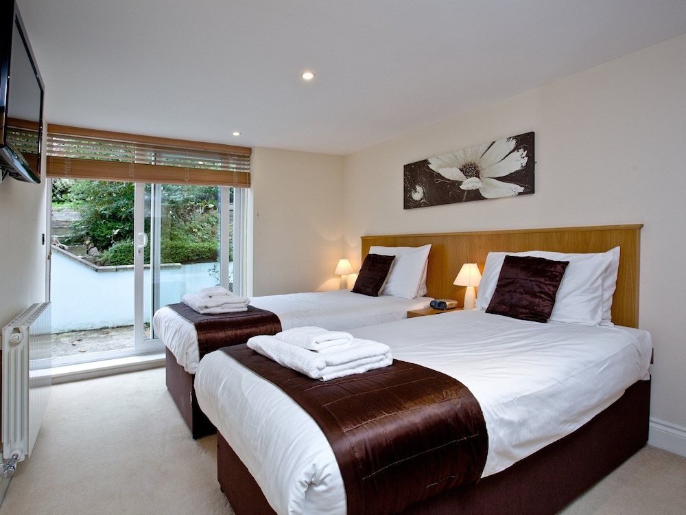 With Sea Views From Its Private Terrace And Use Of The Shared Outdoor Pool, The Cottage At Goodringt - Brixham