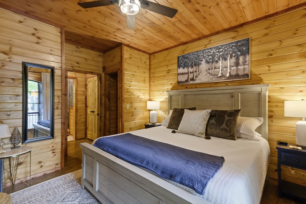 Squatch Watch Lodge 1 Bedroom Cabin - 