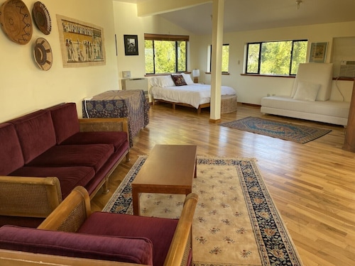 Upstairs Apartment On Nature Retreat - Cloverdale
