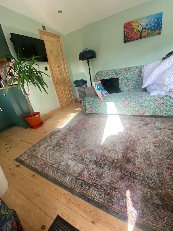 Cosy Leafy Cabin Near City Centre.  Free Parking - Mánchester