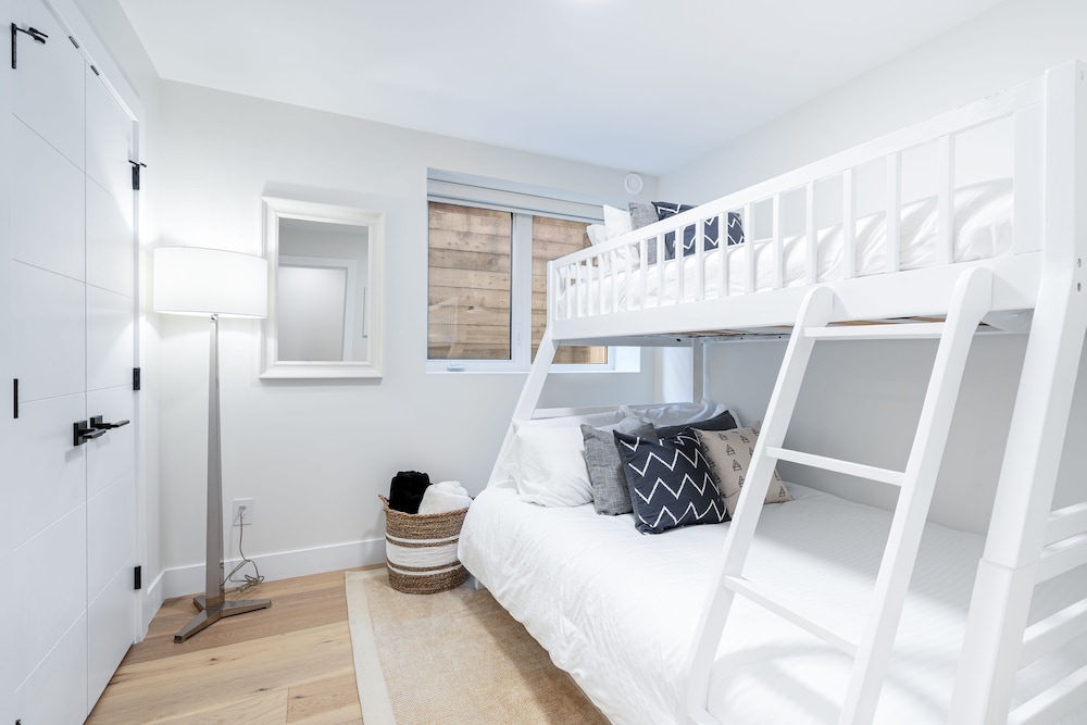 Stylish Brand New Minutes From City - Bsmt  Suite - West Vancouver