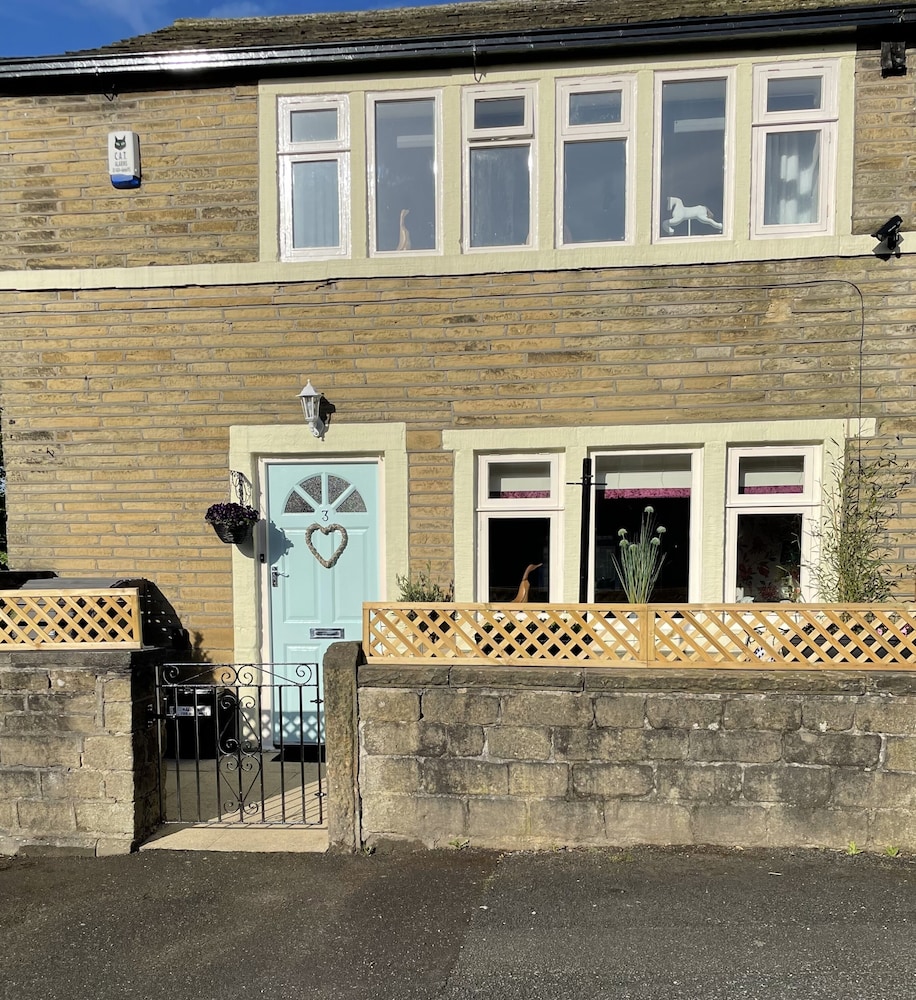 Stunning Two Bedroom Cottage In Honley - Huddersfield