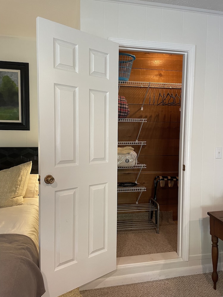 Turkey Trot- Light & Bright Blowing Rock Guest Suite - ブーン, NC