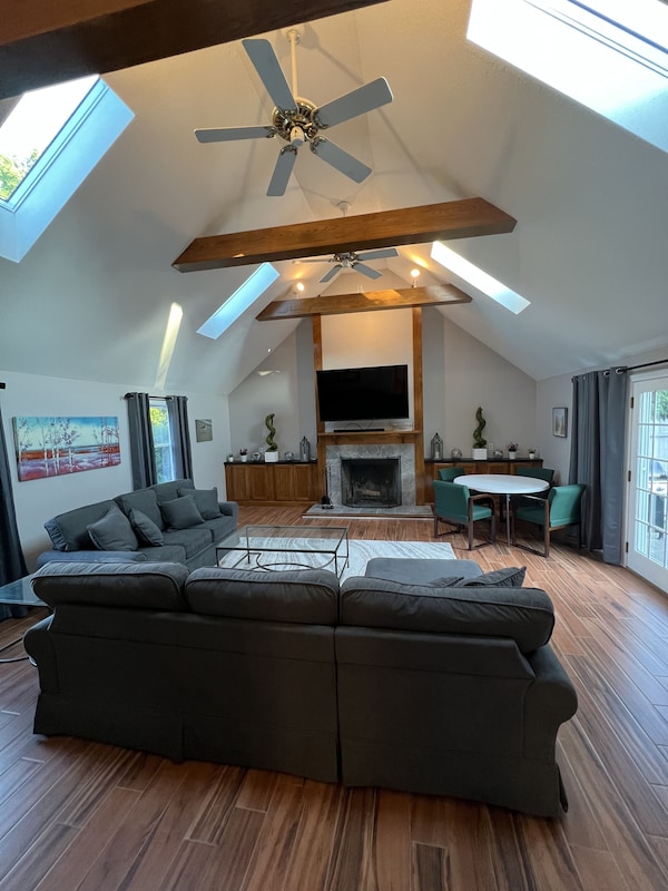 Lovely Westerly Home W\/ In-ground Salt Water Pool, Hot Tub, And Game Room! - Misquamicut, RI
