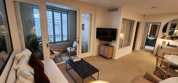 Luxury 2 Bedroom Apartment With Elegant Interiors + Parking - Conseil de Manly