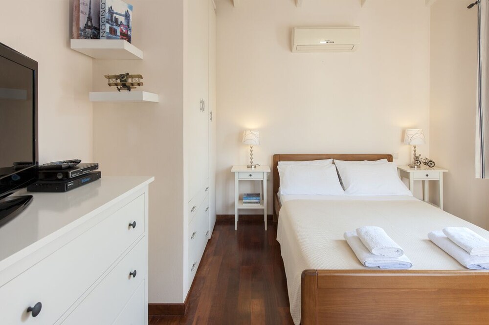 Villa Dassia - Four Bedroom Villa, Sleeps 9 - Corfu