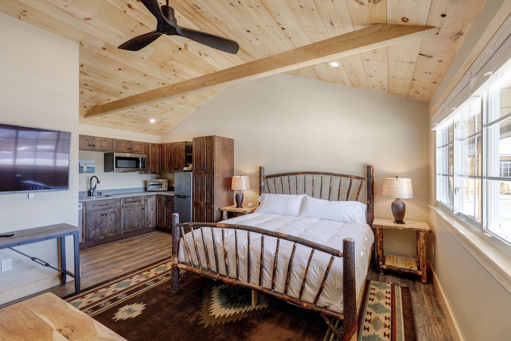 Studio Suite #2 At The Lodge | Minutes From Sunapee Harbor & Mount Sunapee - New Hampshire