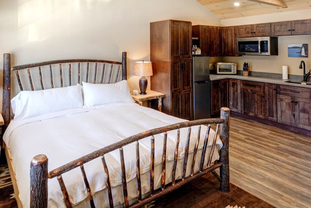 Studio Suite #11 At The Lodge | Minutes From Sunapee Harbor And Mount Sunapee - Sunapee, NH