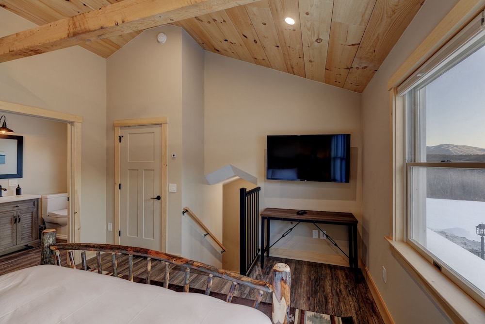 1 Bed\/1.5 Bath Suite #7 At The Lodge | Minutes From Sunapee Harbor & Mt. Sunapee - New Hampshire