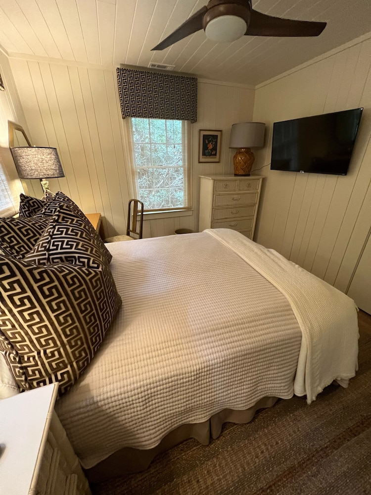 Renovated Highland’s Cottage - Private And 3 Minutes From Downtown! - Highlands, NC