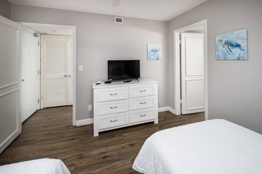 Sea Oats 504 Newly Renovated 2 Bedroom 2 Bath Direct Gulf Front! Sleeps 6! - Okaloosa Island, FL