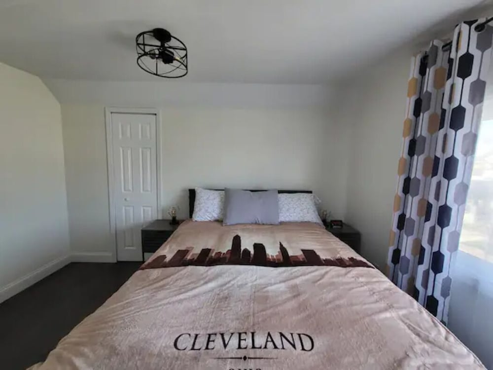 Uber Close To Ohio City, Cleveland (Upper) - Franklin Castle (Hannes Tiedemann House)