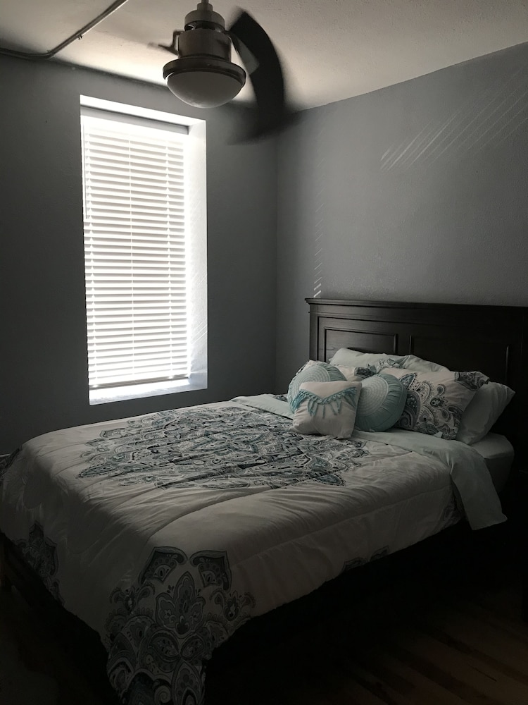 Private - Sexy Chic Downtown Living - Derby