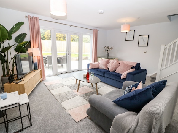 11 Parc Delfryn, Pet Friendly, Character Holiday Cottage In Benllech - Moelfre