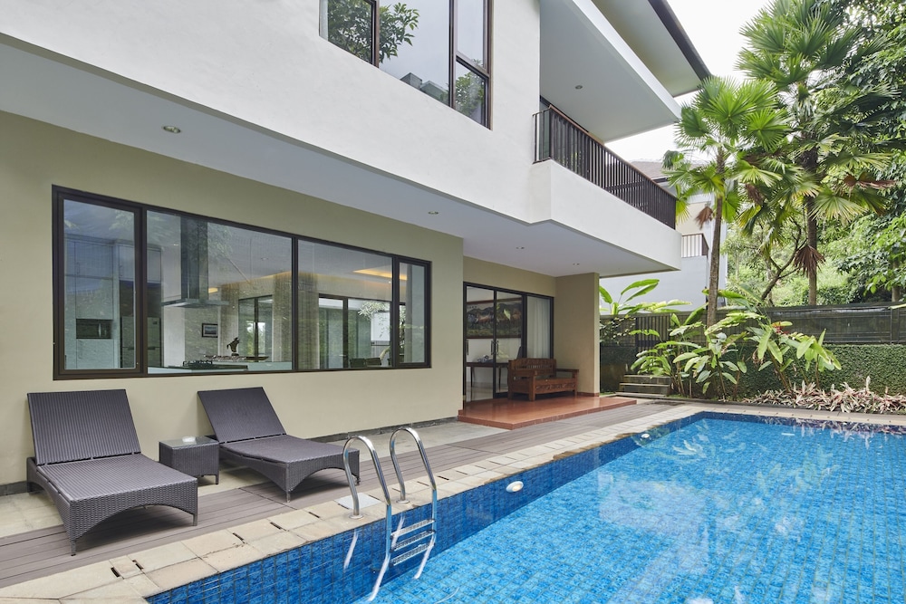 Permai 7a Villa 4 Bedroom With A Private Pool - Bandung