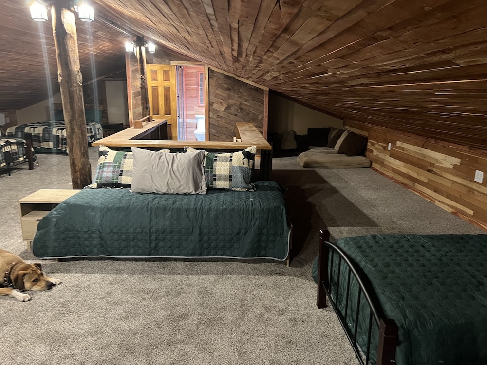 16 Person Bunkhouse - Natural Falls State Park, Colcord