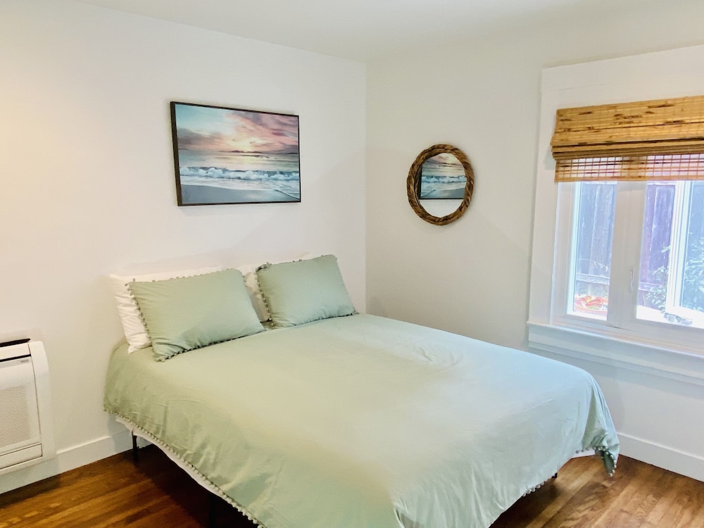 ⭐️Beautiful 2 Bedroom Home With Patio ☀️Great Neighborhood! Close To Everything! - Dunedin