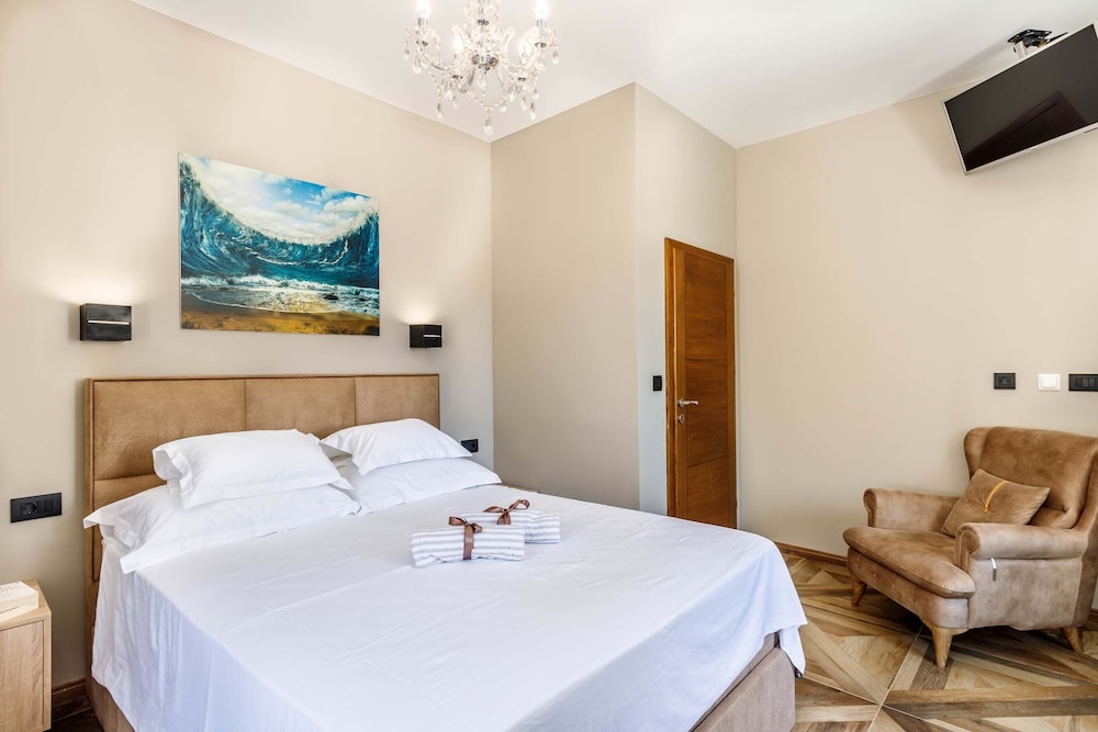 Phenomenal Pucisca Villa | Lighthouse St. Nicholas | 2 Bedrooms | Floor Heating & Private Jacuzzi - Hvar
