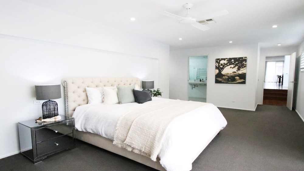 Relax In Luxury And Style With Stunning Ocean Views At Merewether Beach Haven - Waratah