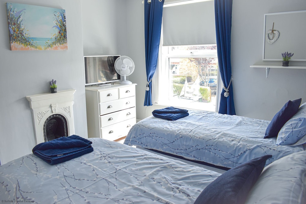 Seagull Cottage Is A Spacious And Cosy Two Bed Cottage - Lowestoft