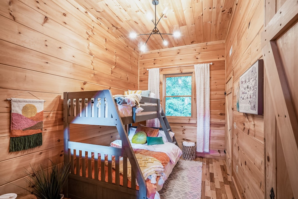 Cozy & Kid Friendly Cabin W/ Million $ Views, Hot Tub, Game Room, And Fire Pit!! - Franklin, NC