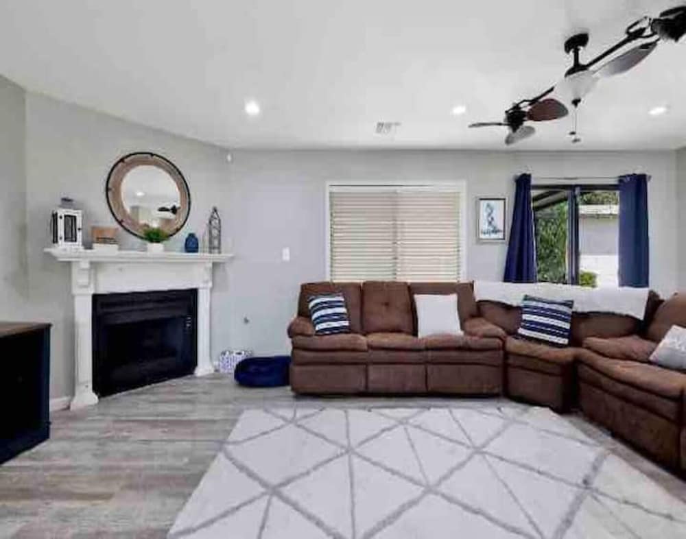 Home Vest - Home With Private & Quiet Neighborhood - Lancaster, CA