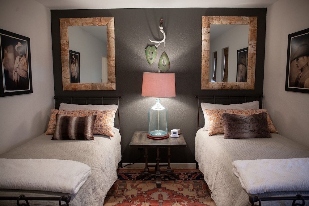 The Cowgirls By Curated Stays: 2 King Beds - Carousel, Abilene