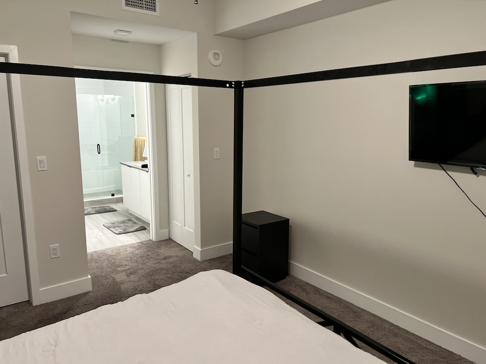 Modern 1 Bedroom 1 Bathroom Condo Near Fll Airport - Miramar, FL