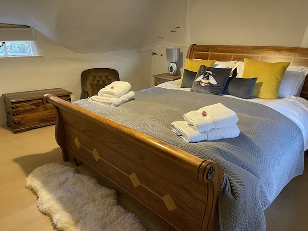 Dog Friendly Beautiful Thatched Cottage In Tranquil Settings Near Stonehenge. - 漢普郡