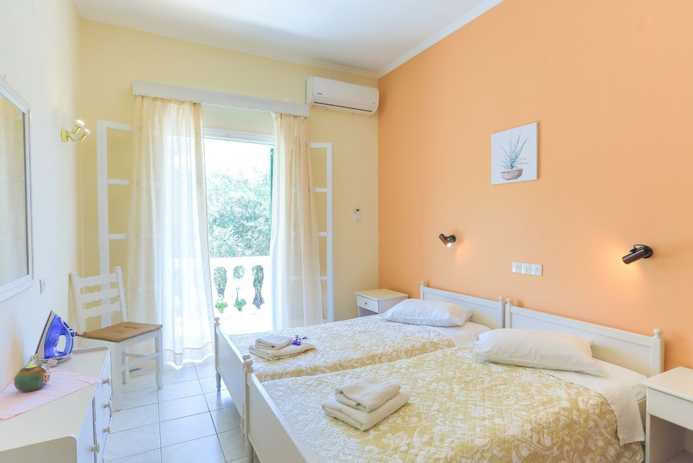 Fran Apartment: Cozzy Apartment With A Shared Pool, Breakfast Options And Close To The Beach - Kassiopi