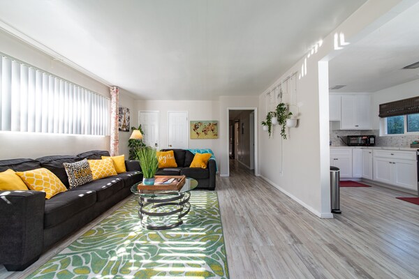 Sunny N Spacious Stay In Long Beach, Walk To Restaurants, Free Parking & Patio - South Gate, CA