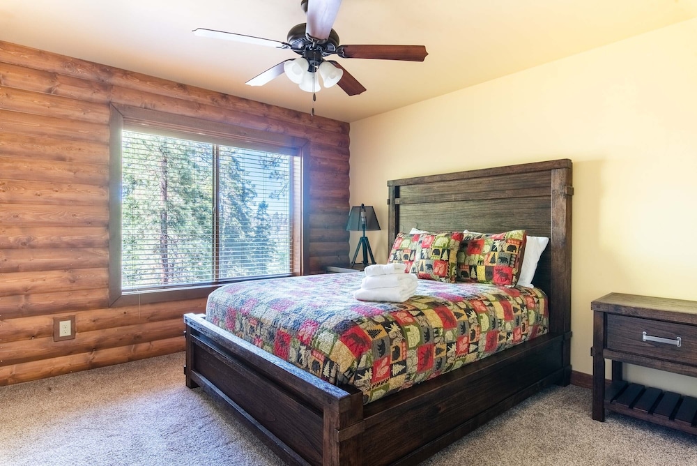 Whispering Pines. 3 Bedrooms. Spa. Amazing Mountain Views. Walk To Bear Mtn. Resort & Golf Course. - Big Bear Lake
