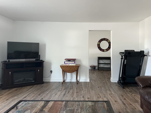Clean & Cozy Family-friendly Home Away From Home - Des Moines, IA