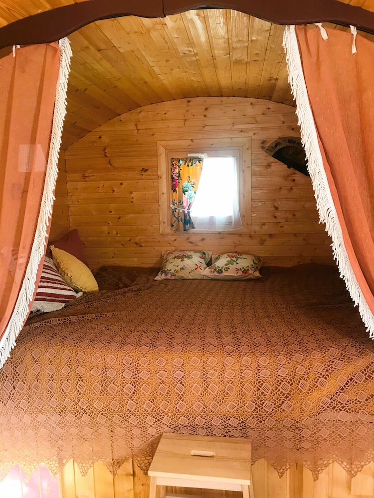Charming Gypsy Caravan, In The Forest, Comfortable 2/3 P Private Spa Access - 파영쓰
