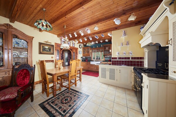 Luxurious Old World Rural Lodge On A Horse Farm In A Beautiful Scenic Setting - Ennis