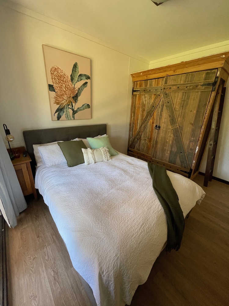Stylish 2 Bedroom Guesthouse - 1 Minute From The Beach. - Crowdy Bay National Park